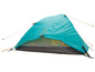 Een turquoise tent met gele touwen.