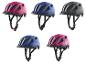 Vijf fietshelmen in roze, blauw en grijs, waaronder twee met patronen.