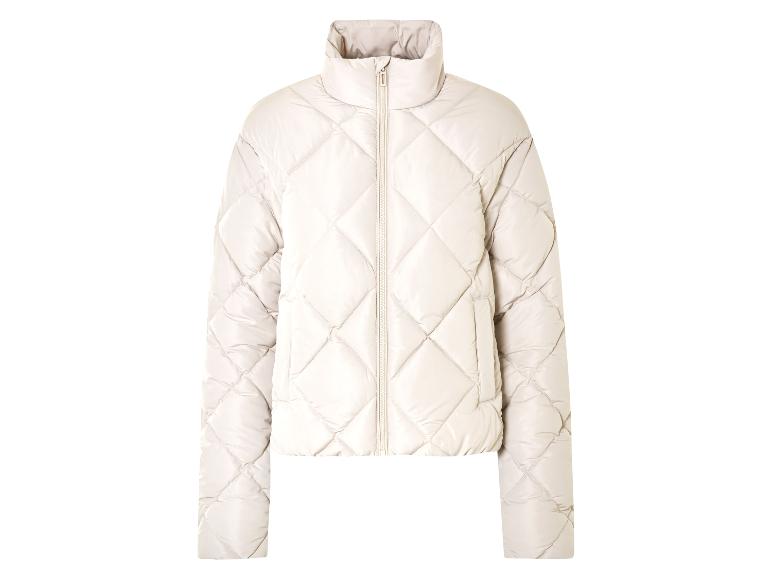 Une veste matelassée beige avec fermeture éclair.