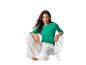 Femme en haut vert et pantalon blanc assise sur une chaise blanche.