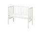 Wit babybedje met matras op een witte achtergrond.