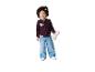 Meisje in bordeauxrode baseballjack met 'PARIS 98' en wijde jeans, met een lam knuffel.