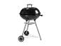 Een zwarte ronde barbecue op een metalen onderstel met wielen.