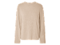 Pull beige à col montant et manches longues.