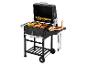 Houtskool barbecue met gegrilde vlees, worstjes en spiesjes.