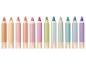 Douze crayons de couleur pastel avec le mot 'crela' sur la base en bois.