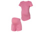 Een roze t-shirt en shorts voor zwangere vrouwen.