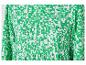 Une robe verte à motif géométrique.
