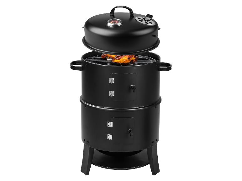 Zwarte rookgrill met kip op het rooster, voorzien van thermometer en ventilatieregeling.