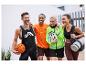 Vier vrienden in sportkleding lachen en dragen sportuitrusting.