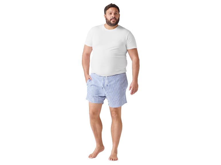 T-shirt blanc et shorts rayés bleus pour homme.
