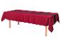 Rood damast tafelkleed met zwarte tafelloper op een houten tafel.