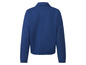 Un sweat-shirt bleu matelassé à manches longues.