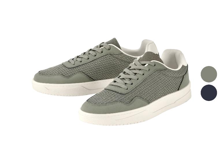 Een paar grijze sneakers met witte details en twee kleurstalen.
