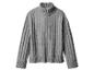 Pull gris à col roulé avec côtes verticales.