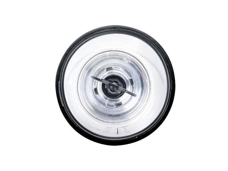 Een doorschijnende blenderbeker met een mesje.