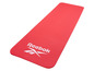 Een rode Reebok yogamat.