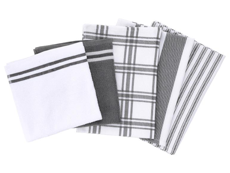 Un ensemble de torchons de cuisine gris et blancs avec des rayures et des motifs à carreaux.