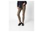 Personne en mocassins noirs et leggings marron brillants avec une chemise noire.