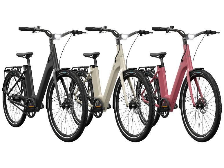 Drie e-bikes in zwart, beige en roze met Schwalbe banden.