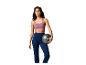 Femme en brassière de sport violette et pantalon de sport bleu tenant un ballon de pilates gris.