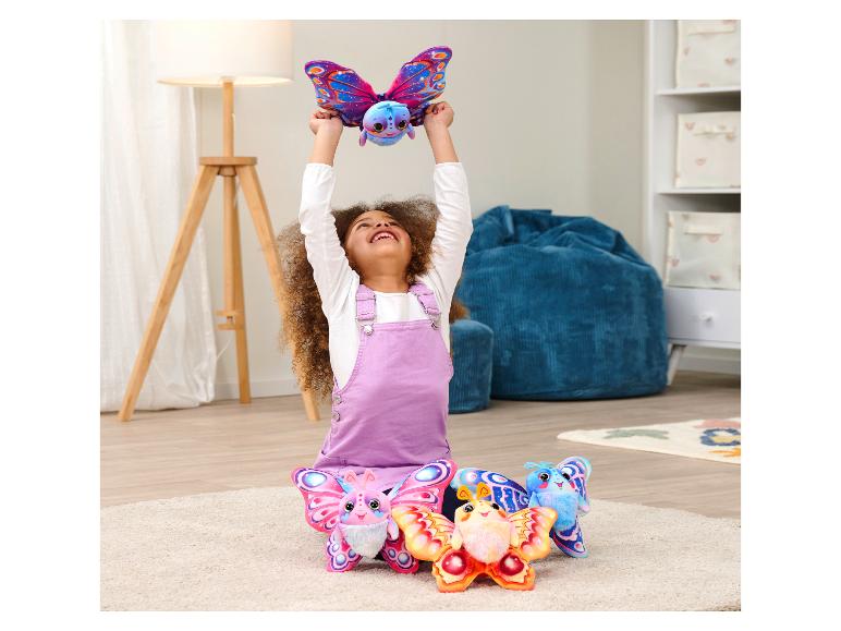 Un enfant joue avec des papillons en peluche.