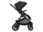 Zwarte kinderwagen met kap en gaasmand, van opzij gezien.