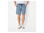 Herenshorts van jeans en witte sneakers.