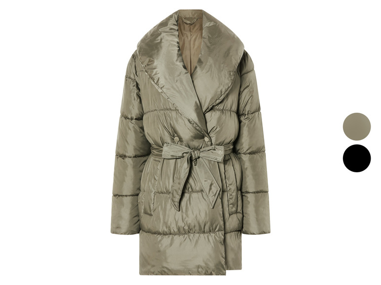 Une veste matelassée verte avec un col large, une ceinture et des boutons.