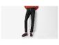 Pantalon noir en cuir et chaussures marron foncé.