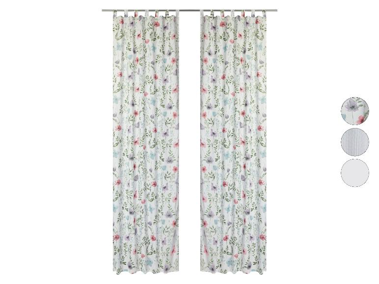 Twee gordijnen met een bloemenprint.