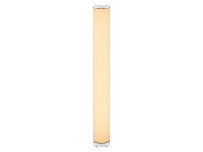 Lampadaire cylindrique à lumière chaude sur fond blanc