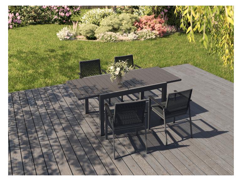 Donkergrijze tuinset met tafel en stoelen op een terras.