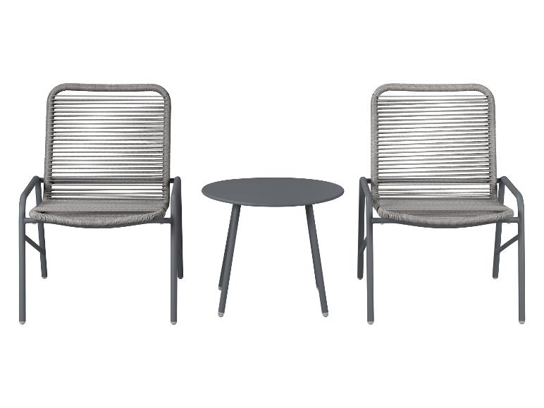 Twee grijze buitenstoelen met touwvlechtwerk en een bijpassende ronde tafel.