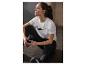 Nike: wit t-shirt, zwarte leggings en waterfles.