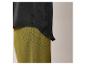 Zwarte blouse met lange mouwen en groene broek.