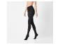 Femme portant des collants noirs sur fond blanc.