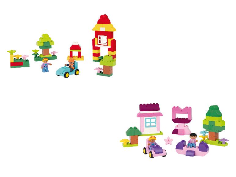 Blocs de construction avec des figurines, des maisons et des arbres