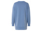 Een lichtblauwe oversized trui.