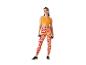 Vrouw in bloemetjes leggings en oranje topje, oefent met dumbbells.