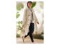 Femme en trench beige, haut gris clair, leggings noirs et baskets blanches.