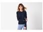 Femme en pull bleu marine à boutons dorés et jean bleu clair