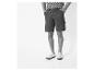 Shorts en sneakers: een casual look.