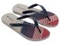 Paire de tongs à rayures bleu marine, rouges et beiges.