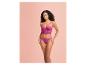 Une femme porte un ensemble de lingerie en dentelle rose.
