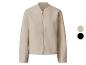 Beige jas met rits, ook verkrijgbaar in zwart.