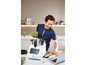 Een man kookt met een Thermomix en een laptop in de keuken.