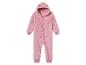 Een roze babypak met capuchon.