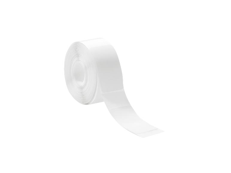 Een rol met witte etiketten