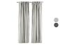 Deux rideaux gris clair suspendus à une tringle, avec des échantillons de couleur gris et gris foncé.